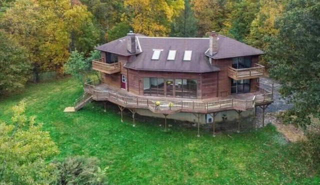 Stunning Hudson Valley Retreat: Huge deck with views, 90min from NYC
