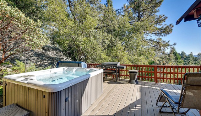 Stunning Idyllwild Home w/Private Hot Tub & Decks