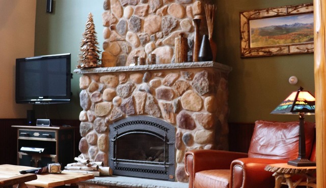 Stunning Lake Placid family friendly cozy wooded townhome minutes from town