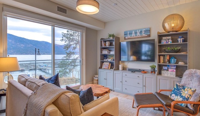 Stunning lakefront condo at McKinley beach/marina/roof-top patio/pet-friendly