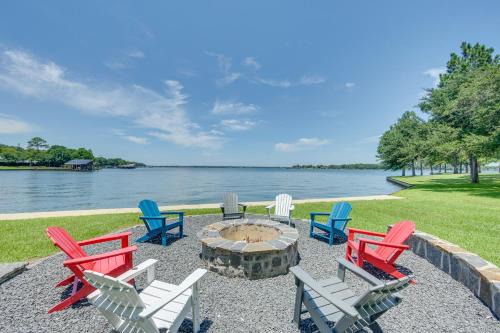 Stunning Lakefront Malakoff Home w/Dock & Deck