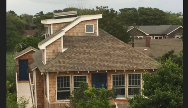 Stunning, light-filled beach house with hot tub & sauna, minutes from the beach!