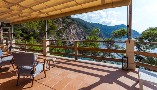 Stunning location on the cliff, directly on the sea – Villa Banyalbufar
