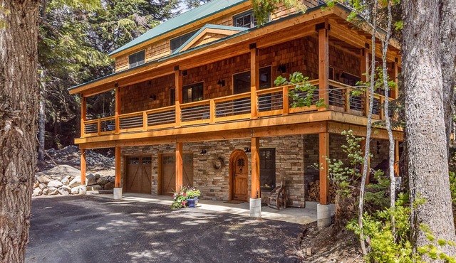 Stunning lodge, Breathtaking Mountain Views, w/ski in/out access, sauna, & WIFI