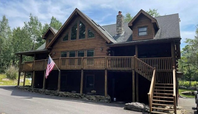Stunning Log Cabin Minutes from Jack Frost/Big Boulder