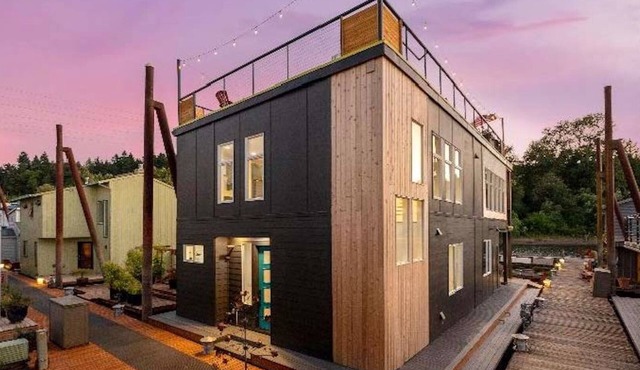 Stunning Macadam Floating Home on the Wilamette River! Macadam Float Unit 32B