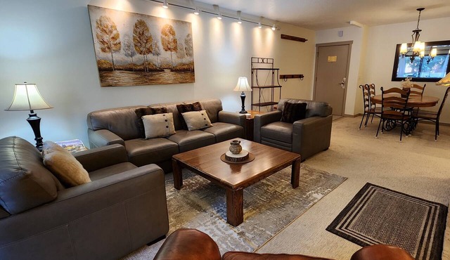 Stunning! Main St/Steps to Town Lift/Hot Tubs Pool/Free Parking/Courtyard View