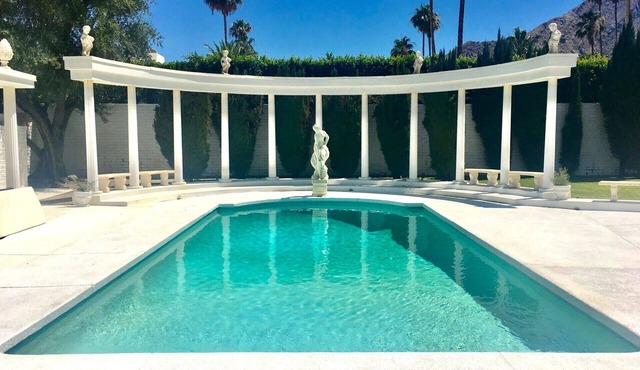 Stunning Mid-Century 3-bedroom home in the epicenter of fabulous Palm Springs