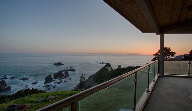 Stunning Modern Cliff House With Breathtaking Ocean Views