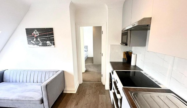 Stunning Modern, Private Apartment,15 Mins To Central London