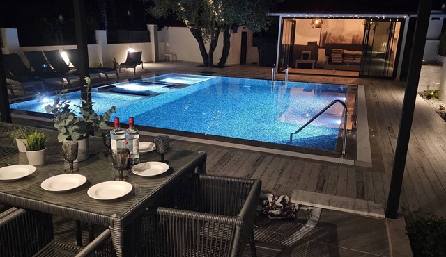 Stunning modern private Villa with Huge pool, Jacuzzi & kids pool