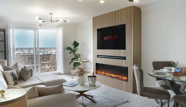 Stunning modern space with harbour views & free parking