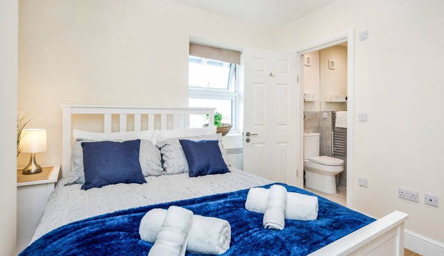 Stunning, Modern, Spacious Flat with Free Parking, Rural