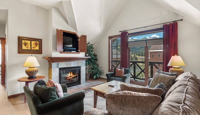 Stunning Mountain Views! Walkable to lifts!
