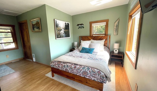 Stunning Mountain View Guest Suite with Private Entry and Balcony. No Kitchen