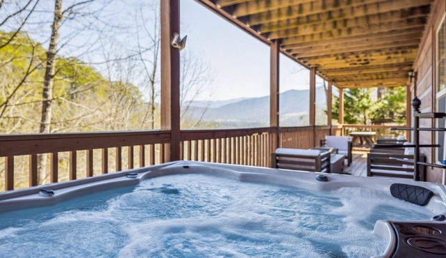Stunning Mountain View Cabin w/Hot Tub & Game Room in Townsend