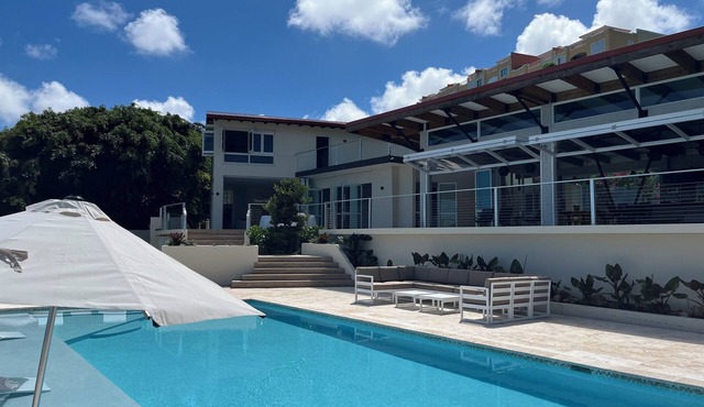 Stunning ocean front villa with pool and power generator. 10min drive to beach