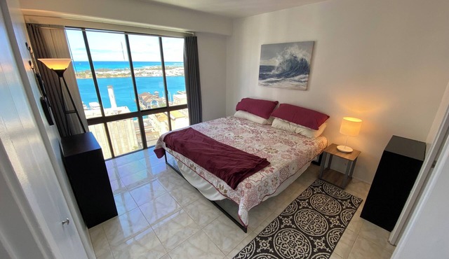 Stunning ocean, mountain, and city views from Downtown Honolulu. Pet friendly!