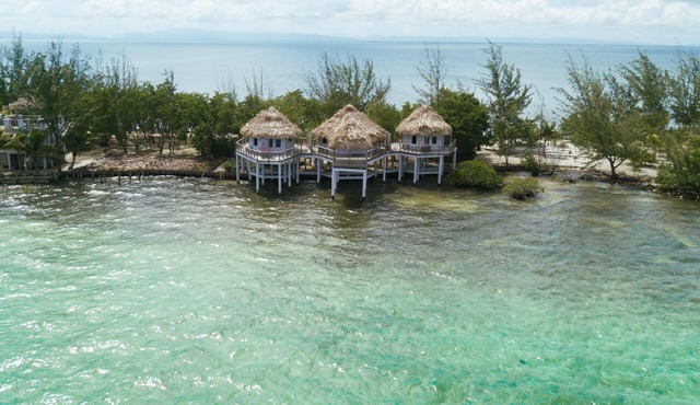 Stunning Ocean Views Bungalow w/Private Walk-In Shower - A/C Included