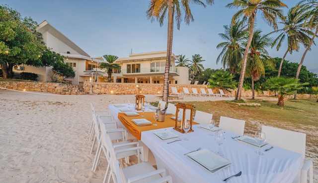 Stunning Oceanfront Villa, 8BR, Private Pool & Beach Access