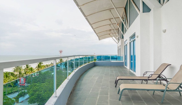 Stunning Oceanview Penthouse with fitness room and full kitchen