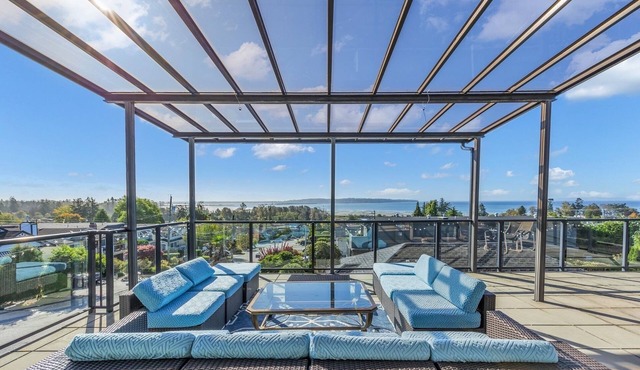 Stunning Oceanview Villa Steps from White Rock Beach