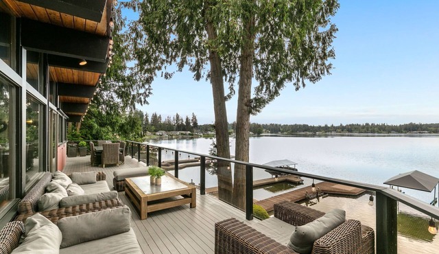 Stunning Pacific Northwest Lakehouse on 100' waterfront near Seattle!