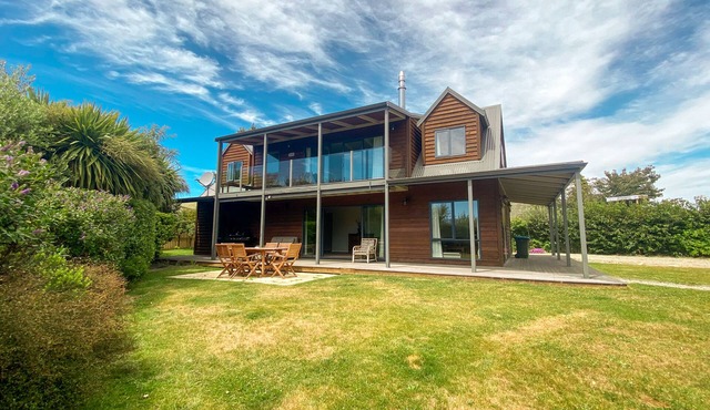 Stunning panoramic Lake Views 5 Bedrooms - 15m to Wanaka