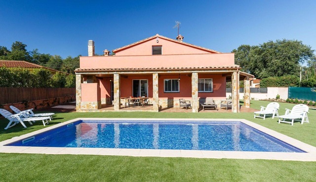 Stunning private villa for 10 people with private pool, WIFI, TV and patio