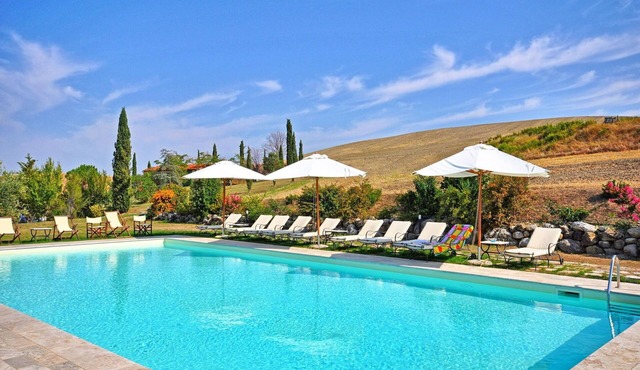 Stunning private villa with WIFI, private pool, TV, patio and panoramic view, close to Montepulc.
