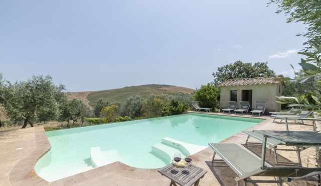 Stunning private villa with WIFI, private pool, hot tub, TV, terrace, parking, close to Montalcino