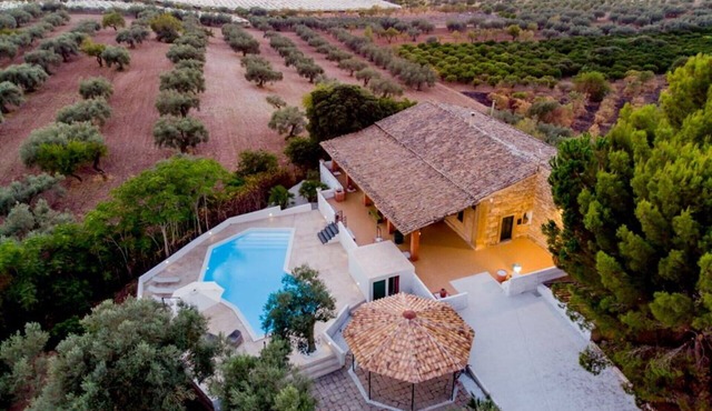 Stunning private villa for 10 people with WIFI, A/C, private pool, TV, patio and pets allowed