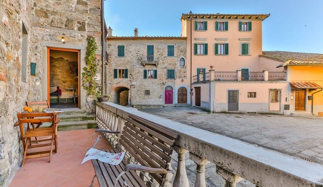Stunning private villa for 4 people with WIFI, A/C, patio and pets allowed, close to Arezzo