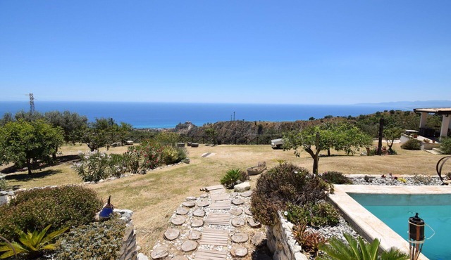 Stunning private villa with WIFI, private pool, A/C, TV, patio, pets allowed and panoramic view