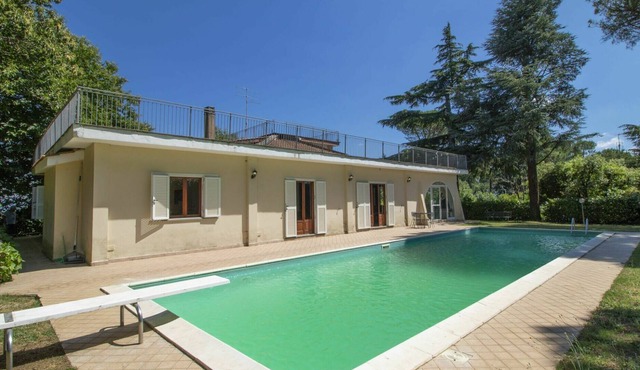 Stunning private villa for 14 people with WIFI, private pool, TV, patio and parking