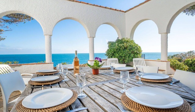 Stunning private villa for 8 people with A/C, WIFI, TV and terrace