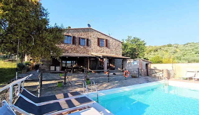 Stunning private villa for 12 people with WIFI, private pool, A/C, TV, patio and panoramic view