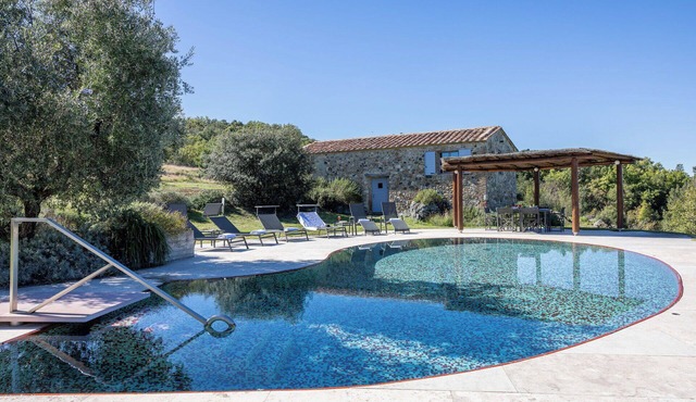 Stunning private villa for 10 people with WIFI, private pool, A/C, TV and pets allowed