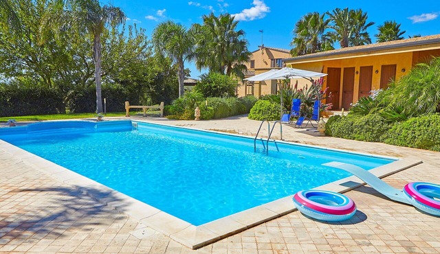 Stunning private villa with WIFI, A/C, private pool, TV, terrace, pets allowed and panoramic view
