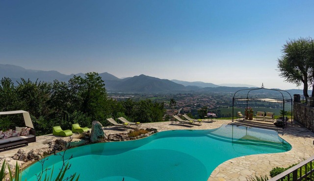 Stunning private villa for 14 people with WIFI, private pool, hot tub, TV, patio and parking