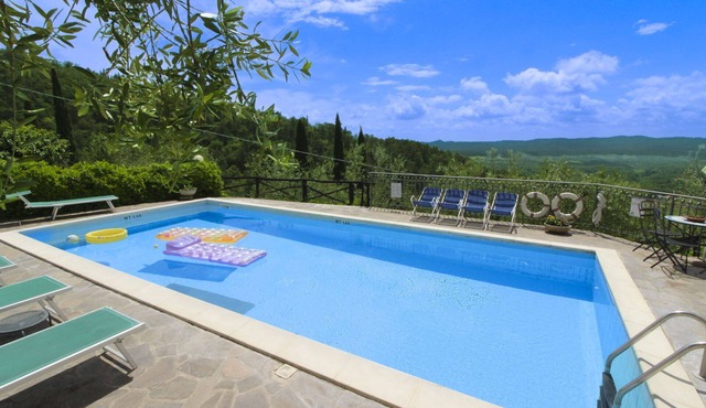 Stunning private villa for 10 guests with WIFI, private pool, TV and pets allowed, close to Arezzo