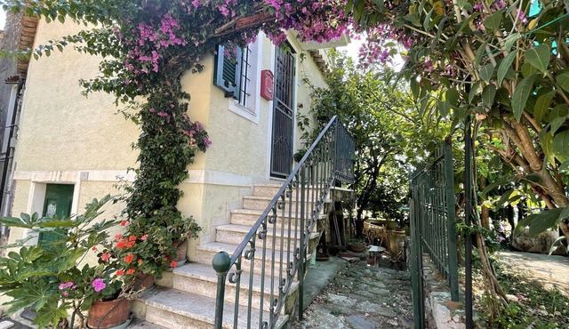 Stunning private villa for 4 people with WIFI, TV, patio, pets allowed and panoramic view