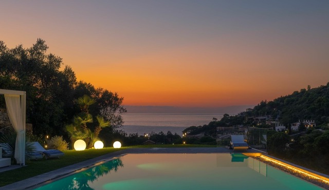 Stunning private villa with private pool, hot tub, WIFI, A/C, TV, patio, panoramic view and park...