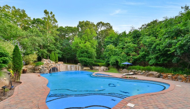 STUNNING PRIVATE OASIS 25 MINS TO WESTHAMPTON! BEACH!!