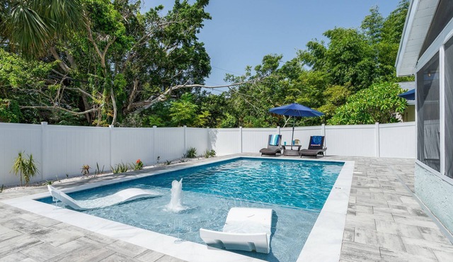 Stunning Private Pool Home | Lanai | Dog Friendly | 10 min to Siesta Key | Perfect Outdoor Living!
