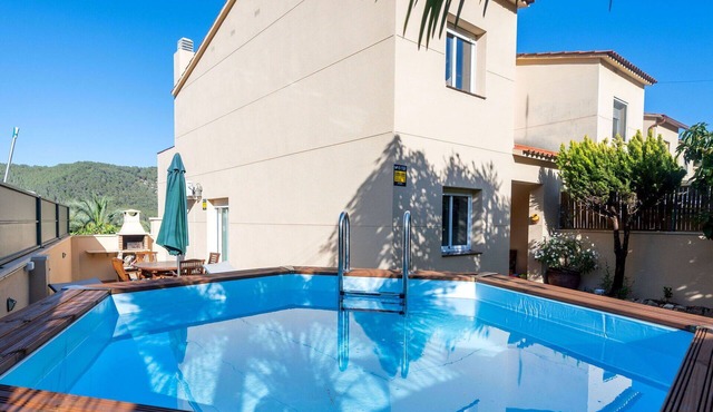 Stunning private villa for 6 people with WIFI, A/C, private pool, TV and patio