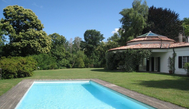 Stunning private villa for 12 people with WIFI, private pool, TV and patio