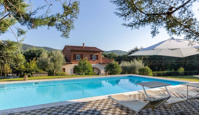 Stunning private villa with A/C, private pool, WIFI, TV, patio and pets allowed, close to Cortona