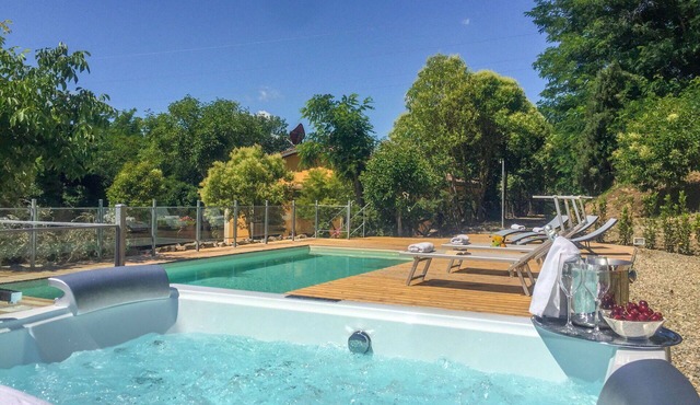 Stunning private villa for 12 people with WIFI, hot tub, A/C, private pool and TV