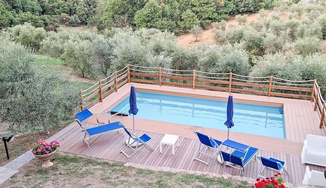 Stunning private villa for 9 people with A/C, private pool, WIFI, TV, patio and pets allowed